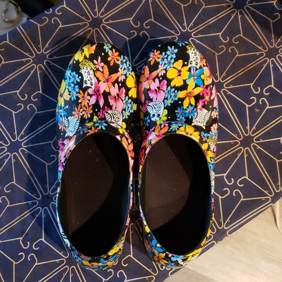 Clogs - Picture 2 of 3